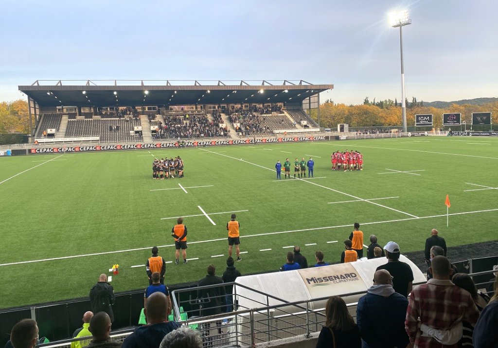 Comme sur tous les stades de France, une minute de silence a été respectée à Aix-en-Provence avant la rencontre à la mémoire de l’enseignant Samuel Paty. (Photo Michel Egéa)