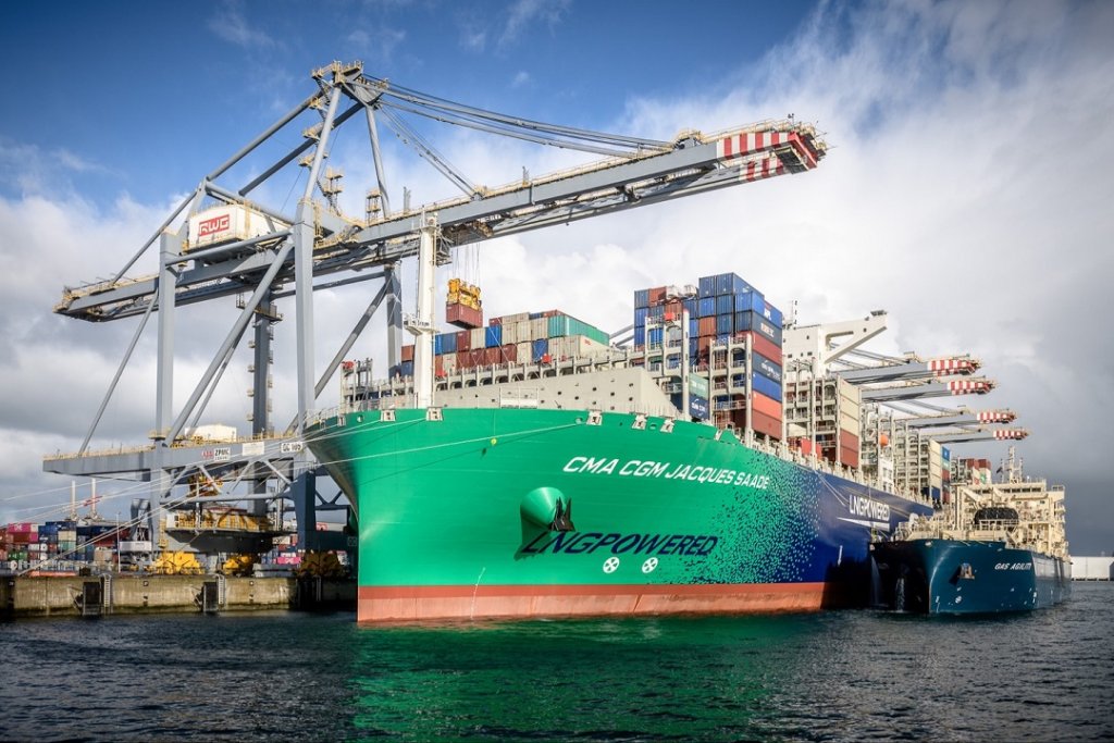 Avitaillement en Gaz Naturel Liquéfié dans le port de Rotterdam © Rogier Bos