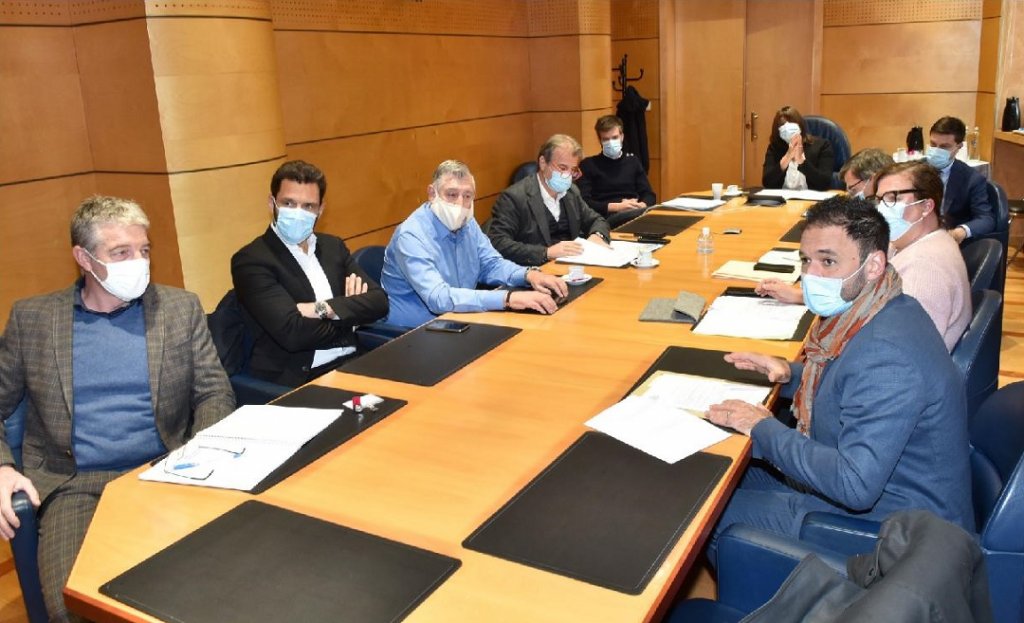 Autour de la maire de Marseille, Michèle Rubirola, des élus, des représentants de commerçants, Jean-Luc Chauvin, le président de la CCIAMP, Bernard Marty, président de l'Umih 13 ©villedeMarseille