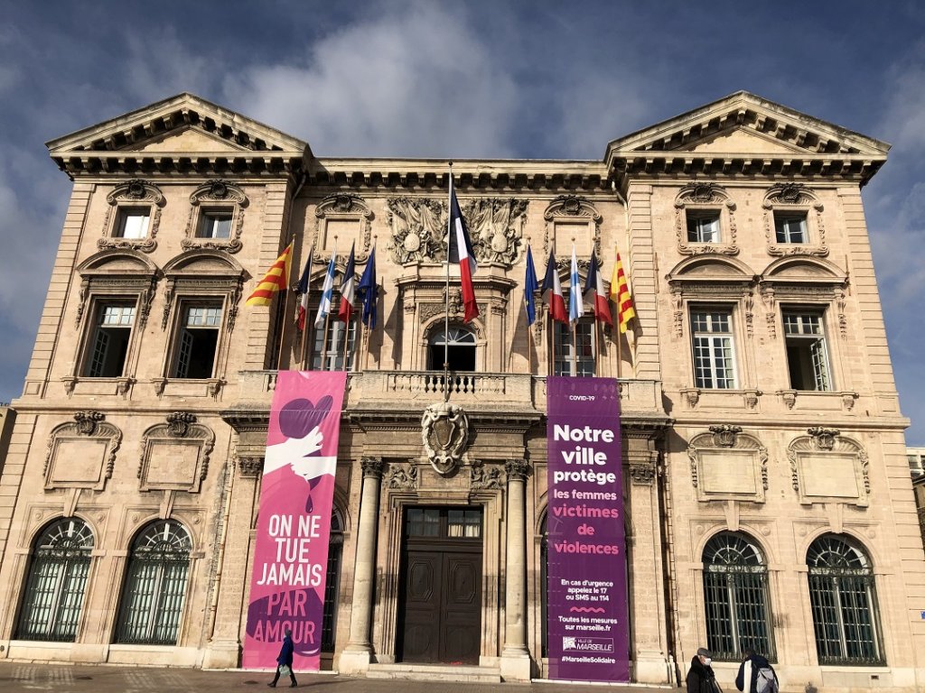 Des banderoles déployées ce samedi 21 novembre sur le fronton de l'Hôtel de ville de Marseille en soutien aux femmes victimes de violence (Photo Mireille Bianciotto)