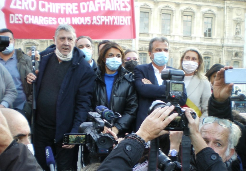 Les mondes économique et politique sur une même estrade (Photo Michel Caire)