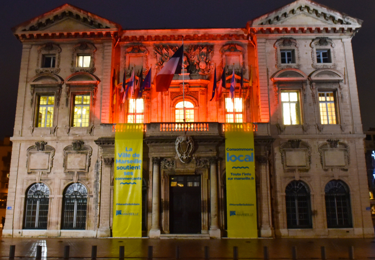 La couleur rouge qui illumine dorénavant la mairie de Marseille, les vendredi et samedi est celle de l’urgence ©ville de Marseille.