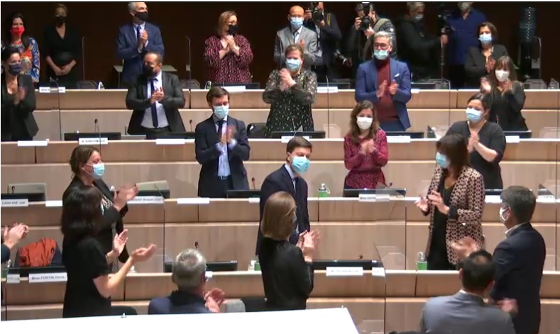 Dans l'hémicycle applaudissements nourris lors de l'élection du nouveau maire de Marseille Benoît Payan (Photo capture d'écran)