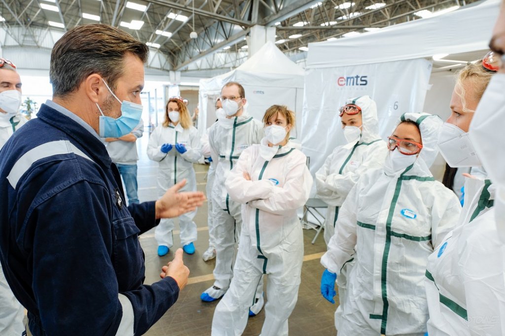 Le président du Groupe EMTS, Pierre Alleysson, en tenue bleue, en train de donner les consignes à son équipe opérationnelle sur le port maritime de Marseille pour tester les croisiéristes du Groupe Costa. ©Toine/EMTS