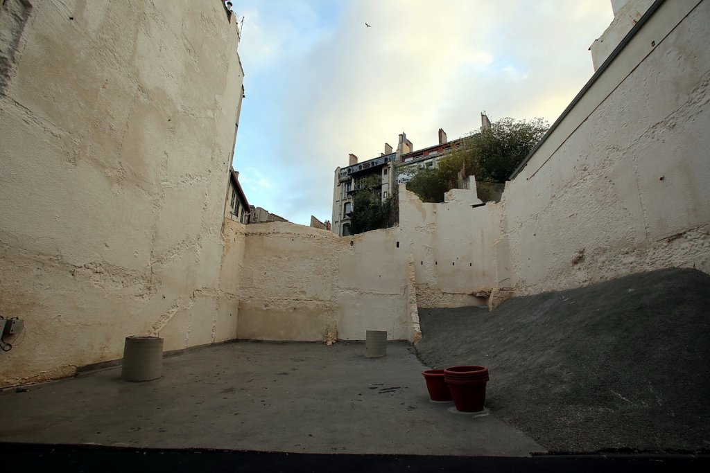 Marseille. La dent creuse, rue d'Aubagne, sombres souvenirs. Ici 8 personnes ont péri, victimes d'un habitat indigne. (Photo archives Destimed/R.P.)