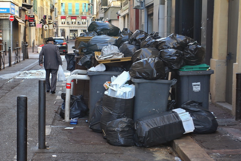 Poubelles qui débordent (Photo archives Destimed/R.P.)