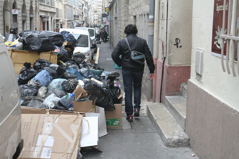 Les poubelles ont investi nombre de rues à Marseille (Photo archives Destimed/RP)