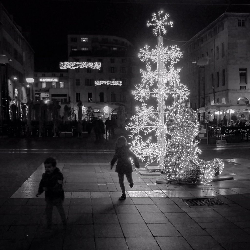 ¡ Feliz Navidad ! Eftihismena christougenna, il-milied it-tajjeb, milad mubarak, feliz natal, sretan božić, molts d’anys a tots, milad majeed, vesel božic, Kala christouyenna, καλά χριστούγεννα, bon natale, h’ague ourime sameah, mo’adim lesimkha, buone feste natalizie. Bonnes fêtes et joyeux Noël à tous ! (Photo Hagay SOBOL)