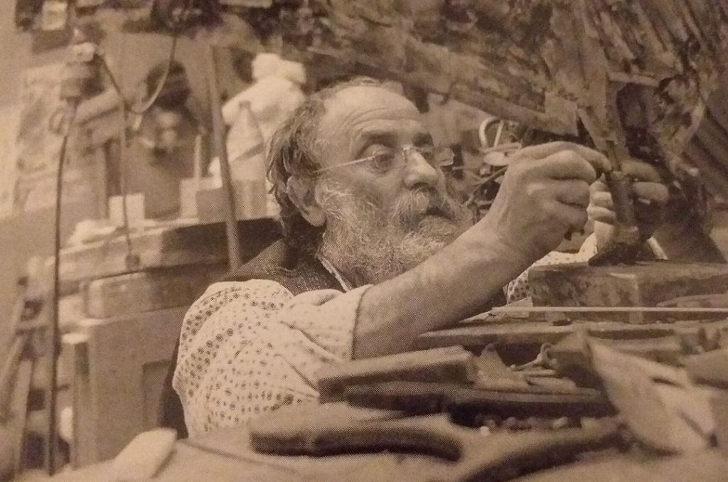 César dans son atelier de la rue Roger à Paris (Photo tirée de l'ouvrage réalisé à l'occasion de l'exposition César à la Vieille Charité à Marseille du 11 juillet au 12 septembre 1993)