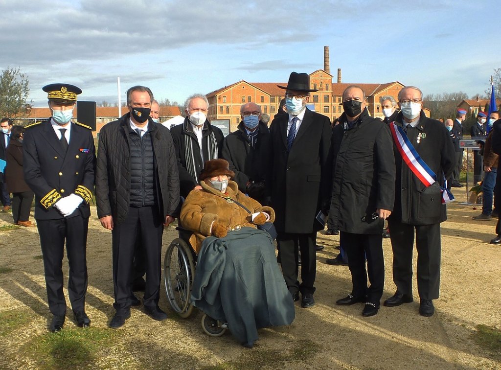 Denise Toros Marter entourée de Renaud Muselier, président de la Région Sud, Christophe Mirmand,le préfet de région, le Grand Rabbin de Marseille, Réouven Ohana, Bruno Benjamin, Alain Chouraqui, Raymond Arouch, Jean-jacques Dias (Photo Joëlle Manchion)