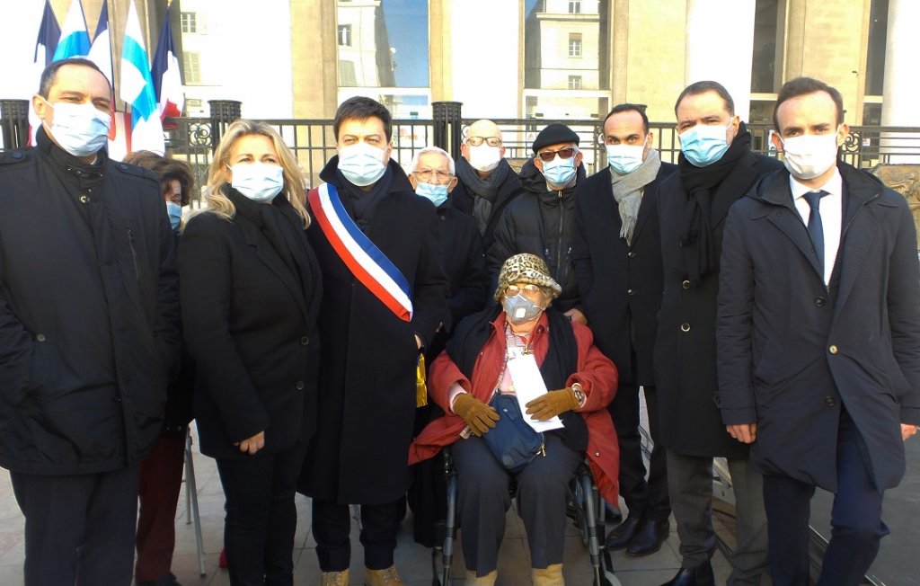 Denise Toros-Marter, déportée à l'âge de 16 ans , a ouvert la cérémonie par la lecture du Testament d'Auschwitz. Elle est entourée par tous les intervenants (Photo Joëlle Manchion)