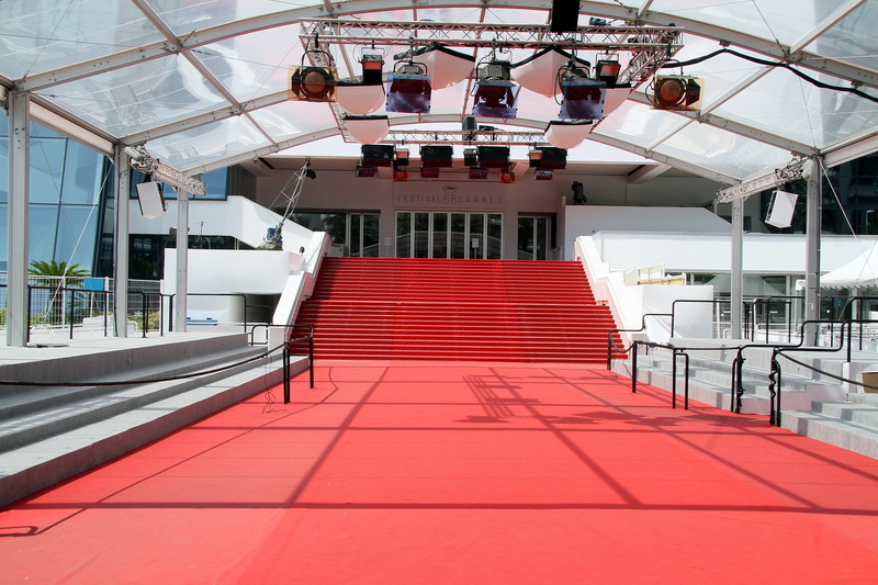 Tapis rouge pour le Palais des Festivals de Cannes qui devient le premier grand centre de vaccination du département (Photo archives Destimed/R.P.)
