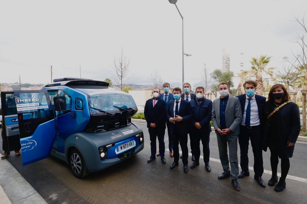 Présentation par Christian Estrosi, au sein de l'Imredd, de "Milla Pod", premier véhicule en France et dans le monde à circuler sur route ouverte à une vitesse supérieure à 30Km/h en mode autonome © ville de Nice