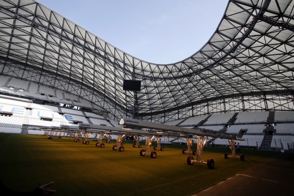 Projecteurs couchés, le vélodrome attend une lumière ou un éclair de génie (Photo archives Destimed/R.P.)