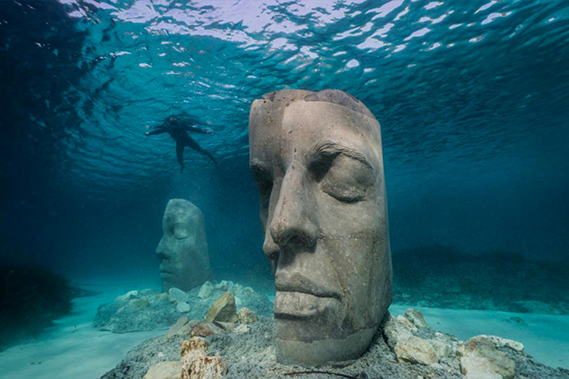 Gardiennes du sanctuaire, les statues vont servir d’abri aux animaux et aux végétaux marins © J. deCaires Taylor