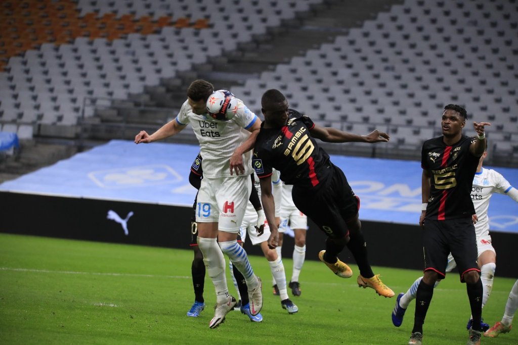 Arkadiusz Milik dispute le ballon de la tête avec un défenseur rennais (photo Wallis.fr/Laurent Saccomano)