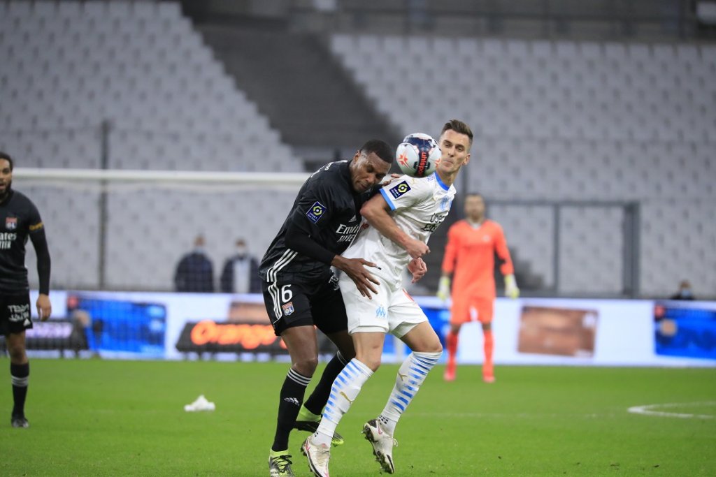 Le Polonais Arkadiusz Milik, à la lutte pour le ballon avec le Lyonnais Marcelo, a égalisé sur penalty (Photo Wallis.fr/Laurent Saccomano)