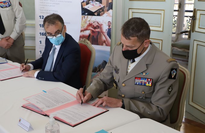 Signature d'une convention entre Eric Berton, Président d'AMU et le général de corps d'armée Benoît Houssay © Armée zone Sud