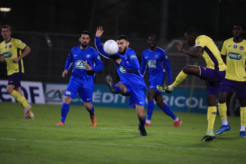 Trois Toulousains et trois Aubagnais se disputent le ballon (Photo Wallis. fr/Laurent Saccomano)