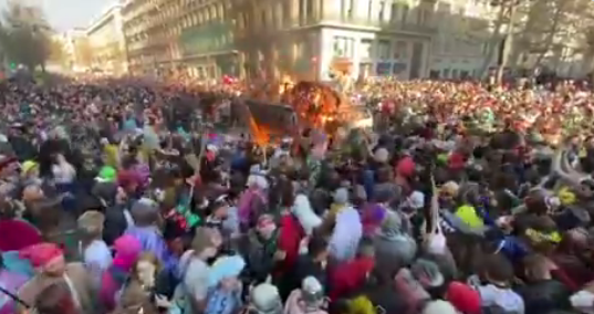 Des milliers de personnes déguisées, pour la plupart des jeunes ont défilé en musique et en dansant dans l'après-midi en cœur de ville (Photo capture d'écran)