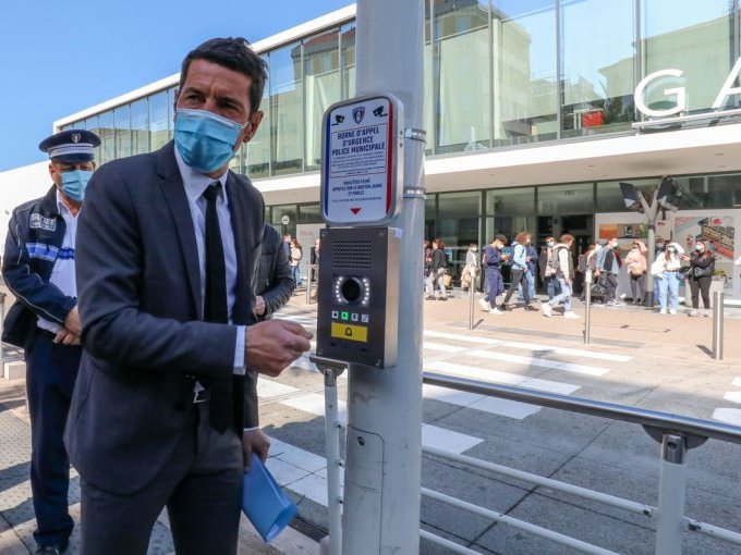 David Lisnard devant l'un des 4 boutons d'urgence ©MairiedeCannes/DR