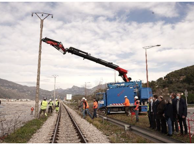 Dépose du dernier poteau sur le chantier de Castagniers ©Enedis