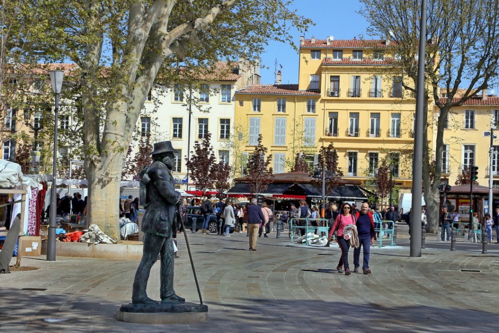 Aix-en-Provence: Ne serait-ce pas Cézanne qui traverse la place? © Destimed/RP