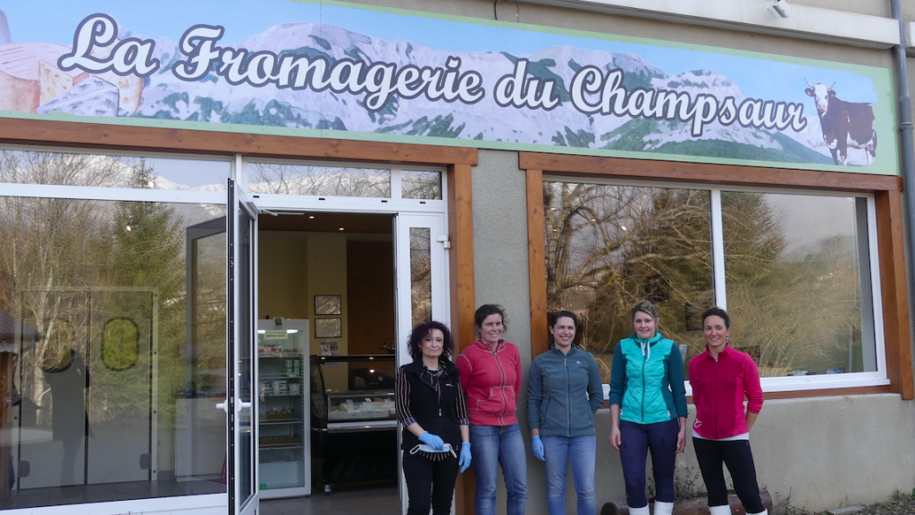 La Fromagerie du Champsaur a aussi créé des emplois dans la vallée aussi bien pour la vente que pour la fabrication menée de main de maître par Delphine Soler (2e à gauche). ©AG