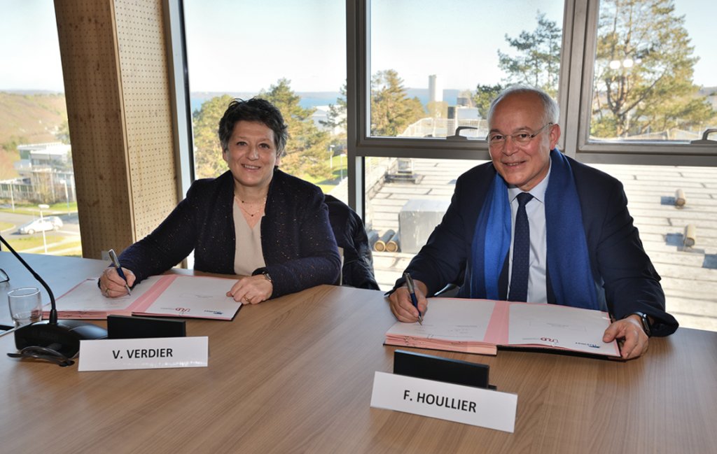 Valérie Verdier, PDG de l’IRD et François Houllier, PDG de l’Ifremer ont signé un accord-cadre d'une durée de 5 ans © Ifremer/S. Lesbats