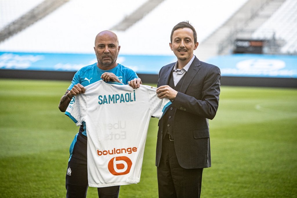 Jorge Sampaoli accompagné du Président Pablo Longoria brandissant le maillot floqué à son nom sur la pelouse de l’Orange Vélodrome (Photo Wallis.fr/Laurent Saccomano)