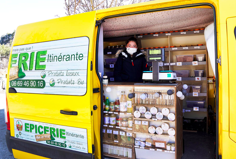 Dans son joli fourgon jaune, Alice sillonne le territoire Blanche-Serre-Ponçon plein de produits bio et locaux. ©GM