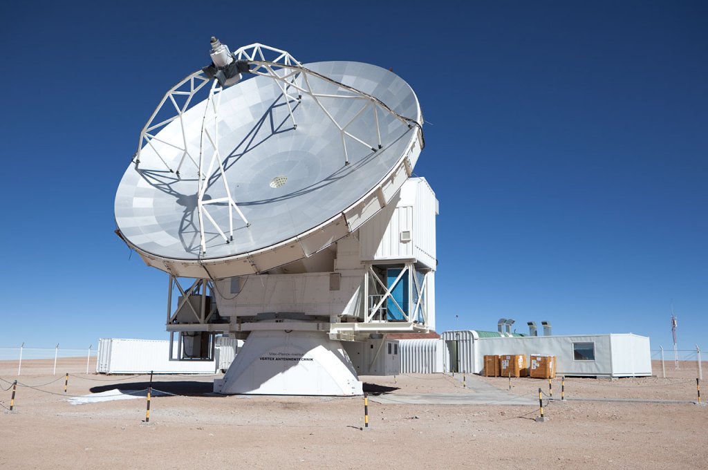 Le télescope Apex implanté dans le désert d'Atacama au Chili à 5 000 mètres d'altitude © ESO