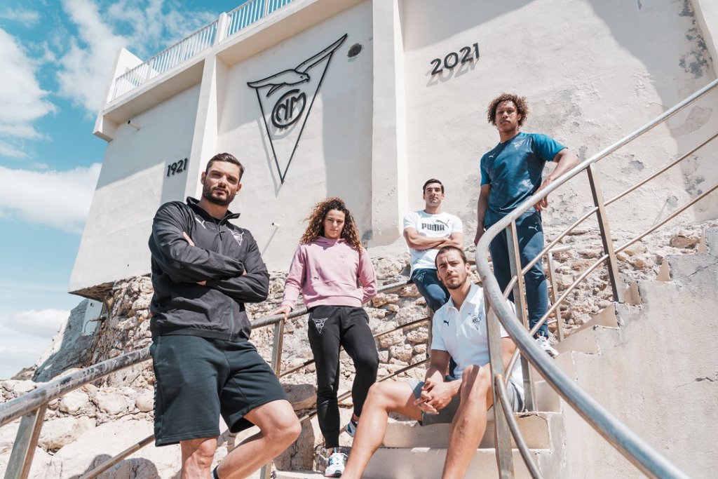 Les athlètes du Cercle des nageurs de Marseille avec en tête Florent Manaudou ©Puma