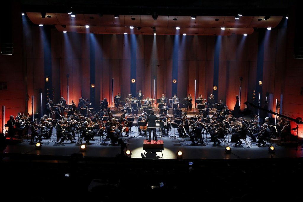 Cristian Măcelaru à la tête de l’Orchestre national de France et le violoniste Nikolaj Szeps-Znaider ont fait vibrer le GTP (Photo Caroline Doutre)