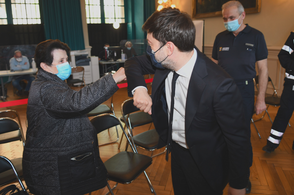 Benoît Payan, le maire de Marseille en plein check avec Germaine (80ans) qui a reçu la 100 000e dose ©ville de Marseille