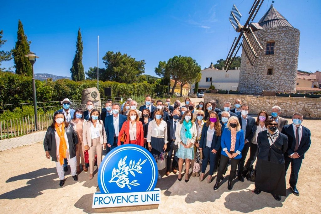 Martine Vassal entourée des candidats de sa liste Provence Unie ©PU