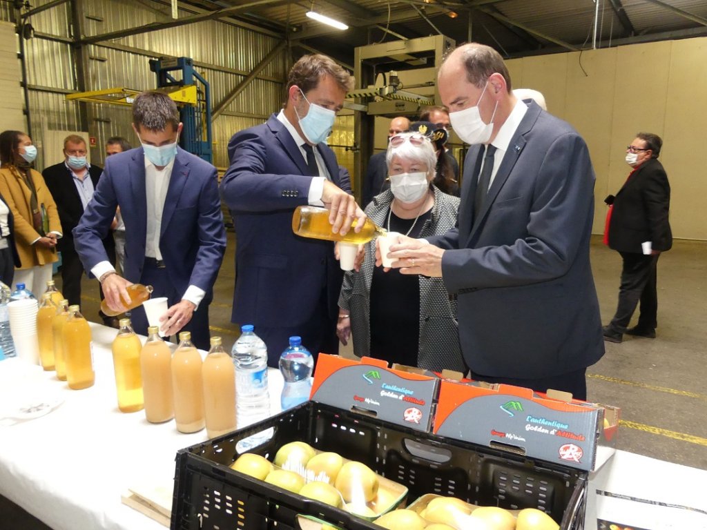 Un jus de pomme en famille, jean Castex entouré de Christophe Castaner et Jacqueline Gourault ©AG