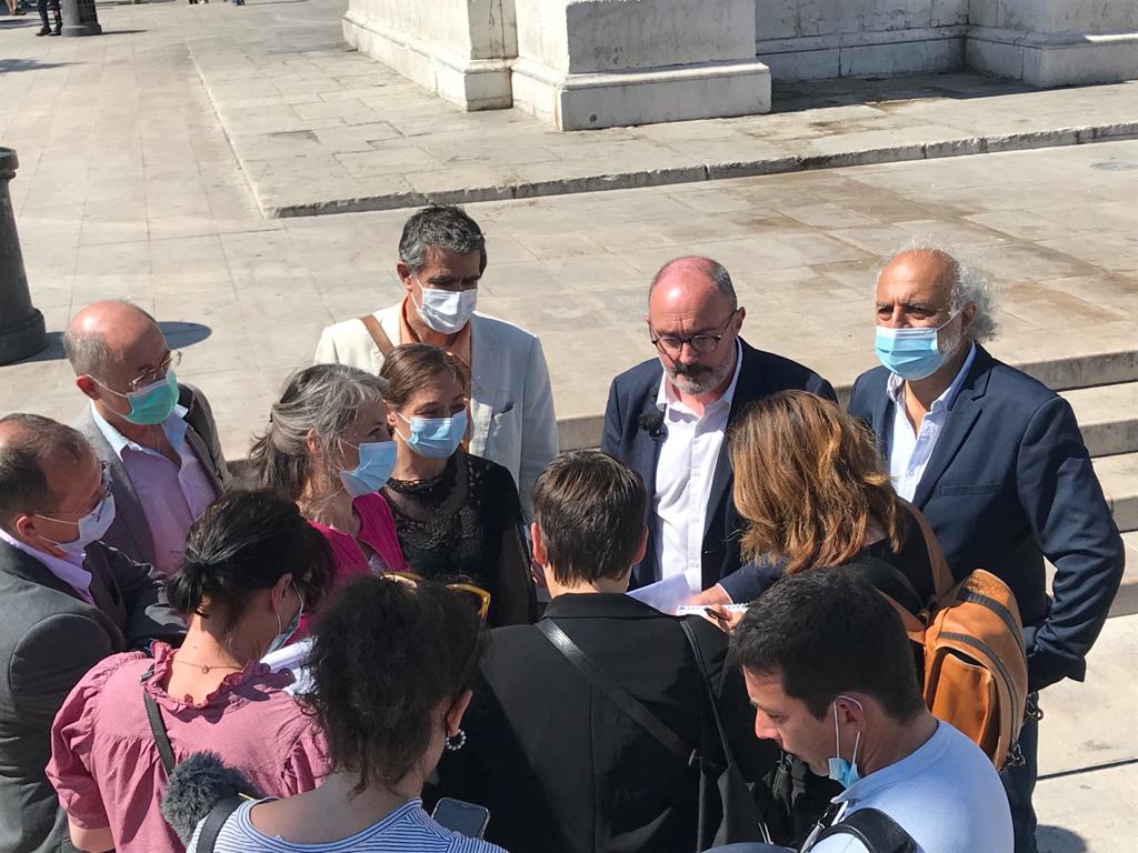 C'est à proximité de l'Hôtel de région que Jean-laurent Félizia tête de liste du Rassemblement écologique et social a tenu à faire une déclaration © Joël Barcy