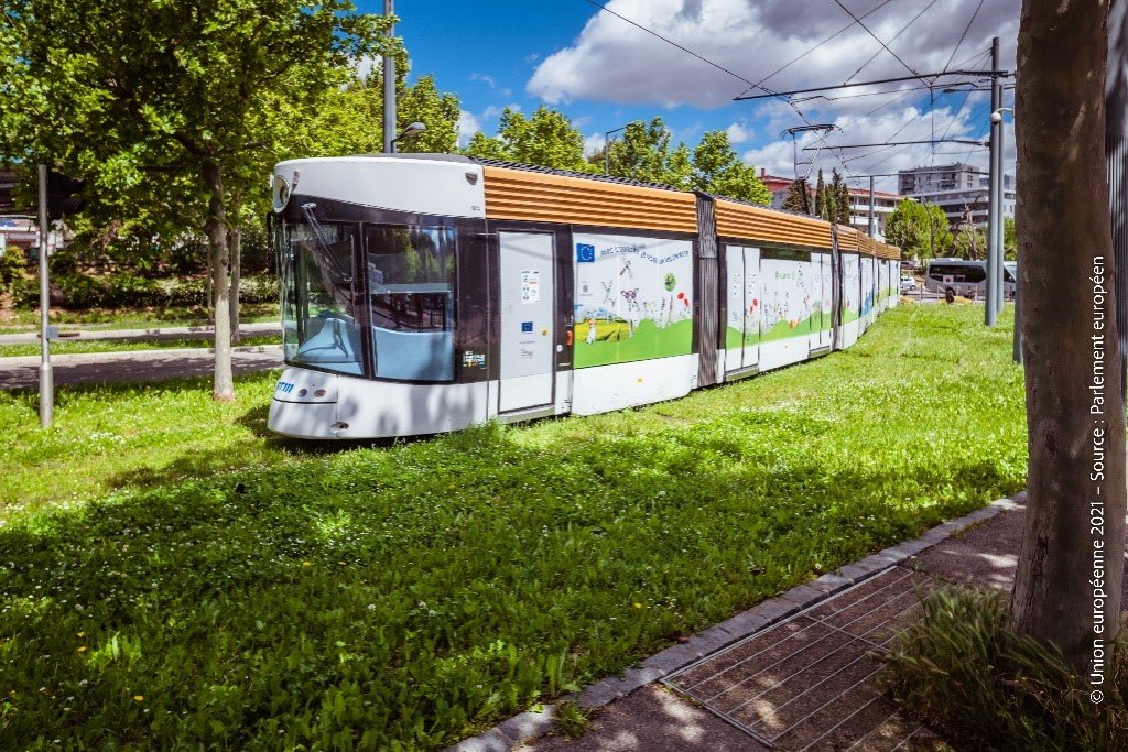 A Marseille le tramway a pris les couleurs du Pacte Vert européen © Union européenne 2021