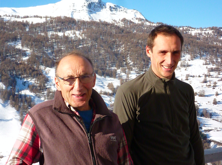 Claude et son fils Kévin du Gaec Bonnabel exploitent leurs prairies fleuries depuis des années. Ils sont fiers que leur travail ait été reconnu à l’échelle nationale avec cette deuxième place au Concours général agricole. ©AG