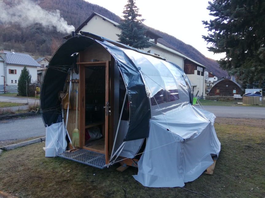 Ces cabanes réalisées avec une ossature bois représentent une faible emprise au sol mais sont spacieuses. Elles mesurent 3,2 x 2,3 m soit un peu plus de 7 m². Elles disposent de tout l’équipement nécessaire au confort du berger. ©AG