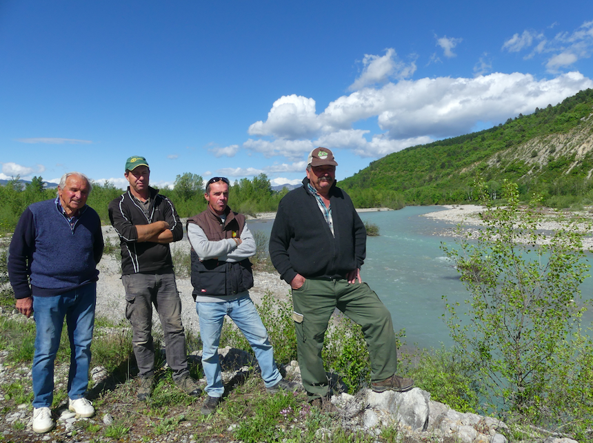 Les arboriculteurs du Buëch comme Félix Moullet (à g.), Laurent Graille (2 e à g.), Bruno Fell (au centre) et René Laurans, président de la FDSEA 05 (à d.) ne comprennent pas le projet du Smigiba de détruire des digues comme celle-ci à Châteauneuf-de-Châbre. Ils se disent prêts à défendre leurs terres à tout prix. ©Alexandra Gelber