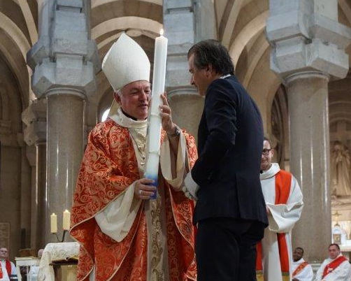 Le président de la CCIMP, Jean-Luc Chauvin, a remis en 2020 à Mgr Aveline le cierge de cire blanche orné de l'écusson de Marseille ©Eglise catholique