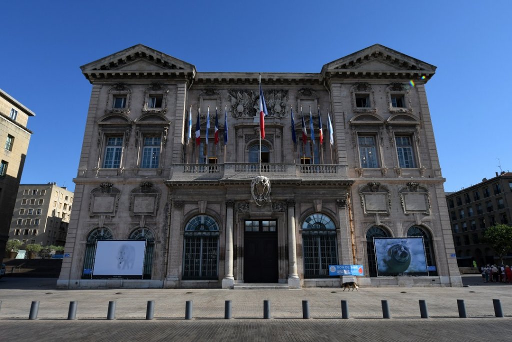 La façade de l’Hôtel de Ville de Marseille accueille deux photographies signées Laurent Ballesa et Vincent Munier dans le cadre de l'exposition "La Banquise, Sens Dessus Dessous" © VdM