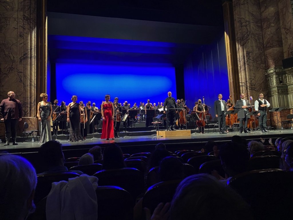 Aux saluts dimanche après midi (de g. à dr.) Emmanuel Trenque, Laurence Janot, Hélène Carpentier, Sophie Koch, Roberto Rizi Brignoli, Christophe Berry, Florian Sempey et Florian Laconi. (Photo Michel Egéa)