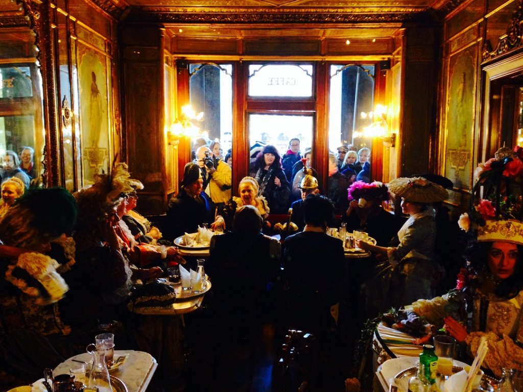 Eh oui, boire un pot dans un bar a failli faire partie du passé. Le public passant devant les vitrines pour se souvenir... © Hagay Sobol