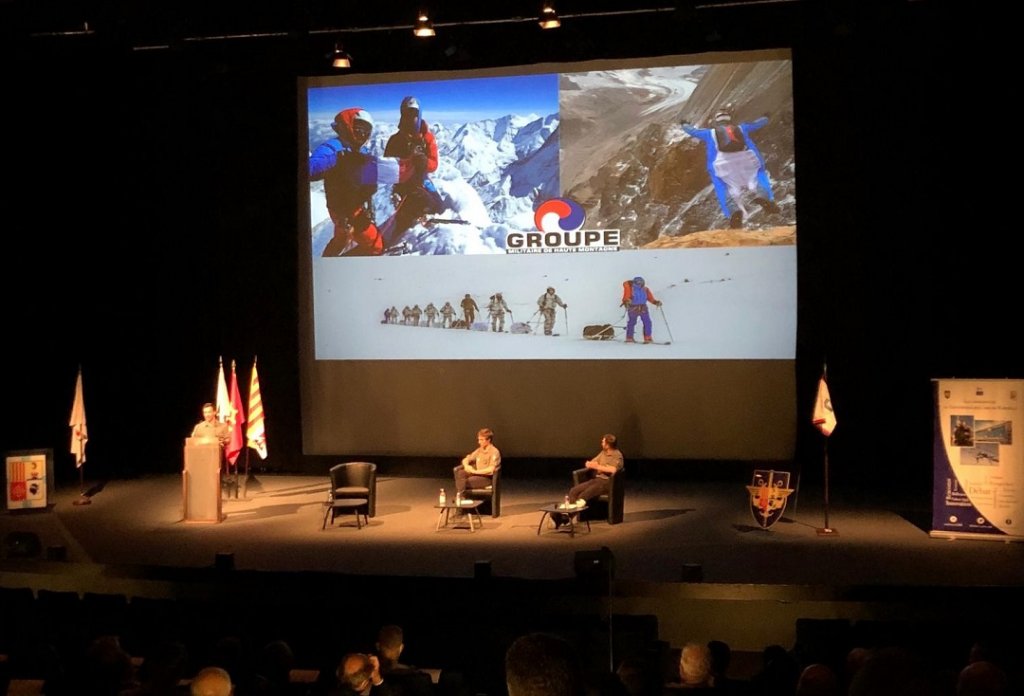 le chef de bataillon Jacques Olivier Chevallier, commandant le groupe militaire de haute montagne (GMHM), accompagné de deux grimpeurs ©Ministère des armées