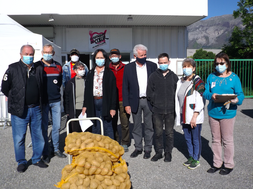 Des pommes de terre issues de l’exploitation de Jérôme Laffont à Saint-Laurent-du-Cros ont été achetées par les Restos du Cœur et réceptionnées par Arlette Salat, présidente départementale de l'association et ses bénévoles en présence de Jean-Marie Bernard, président du Département et Daniel Galland, conseiller départemental. ©L'Espace Alpin