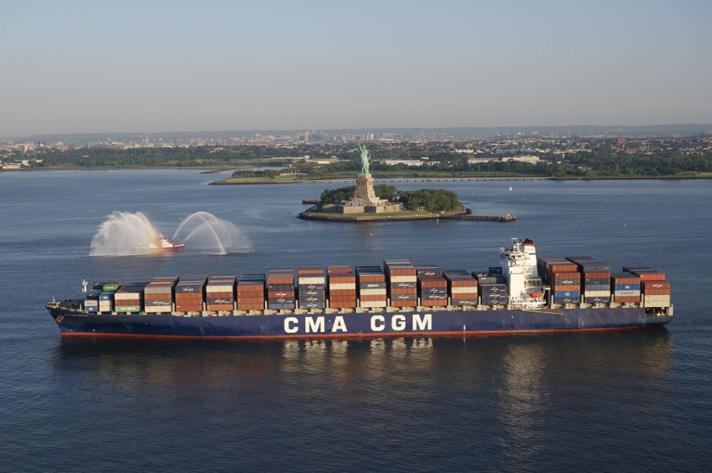 Arrivée à New-York du CMA CGM Nerval avec à son bord la réplique de la statue de la Liberté © CMA CGM