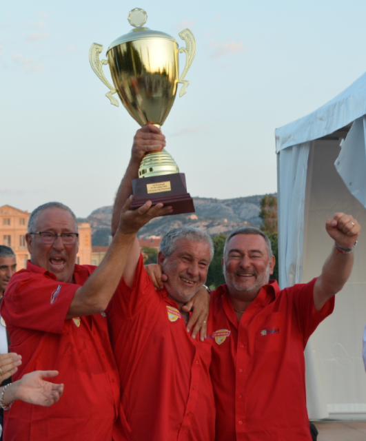 La Coupe, les sourires et l’émotion pour les vainqueurs de la 104e édition (Photo Robert Zaragoza)